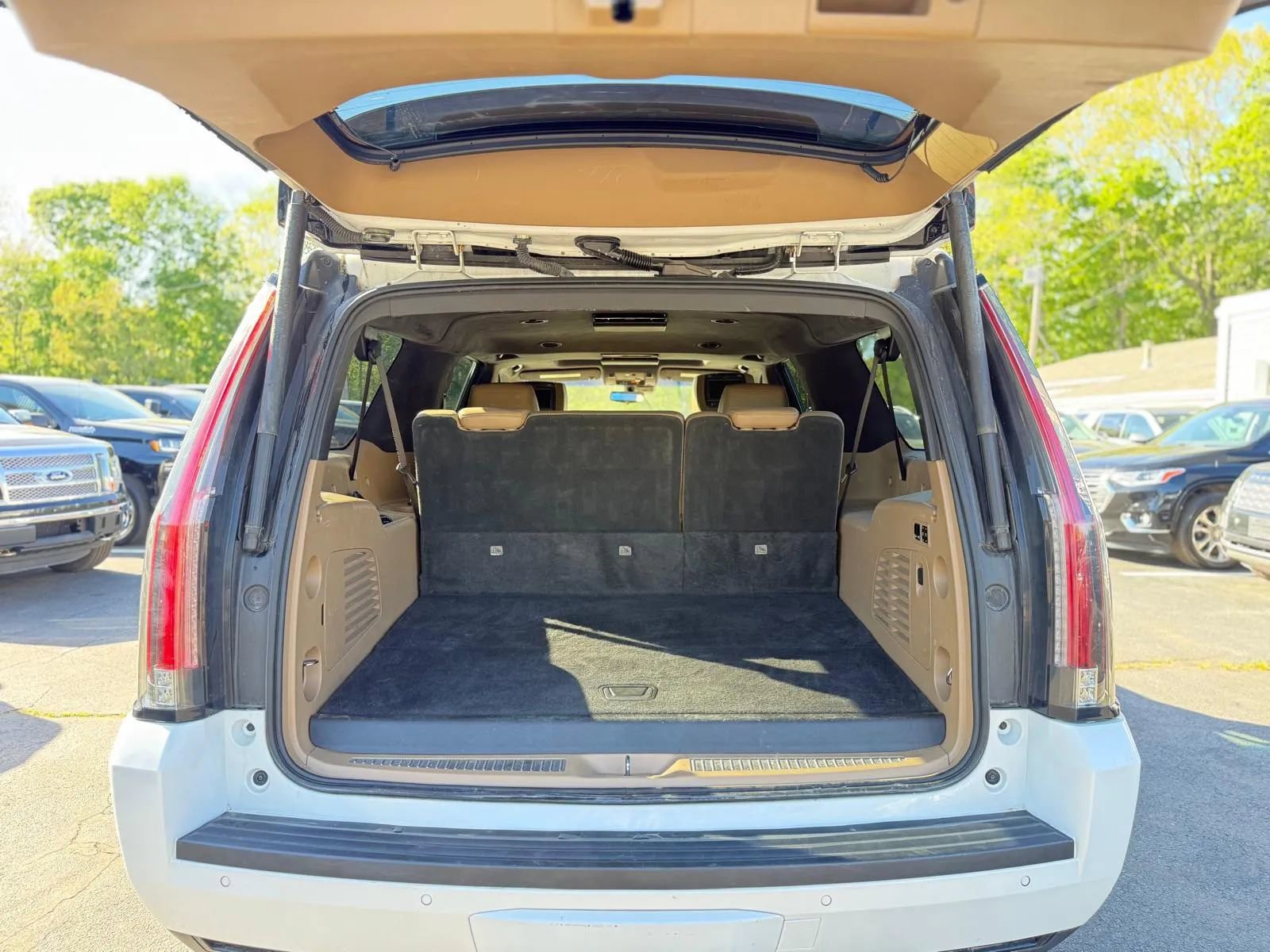 Used 2018 Cadillac Escalade ESV Platinum AWD/4WD image 37