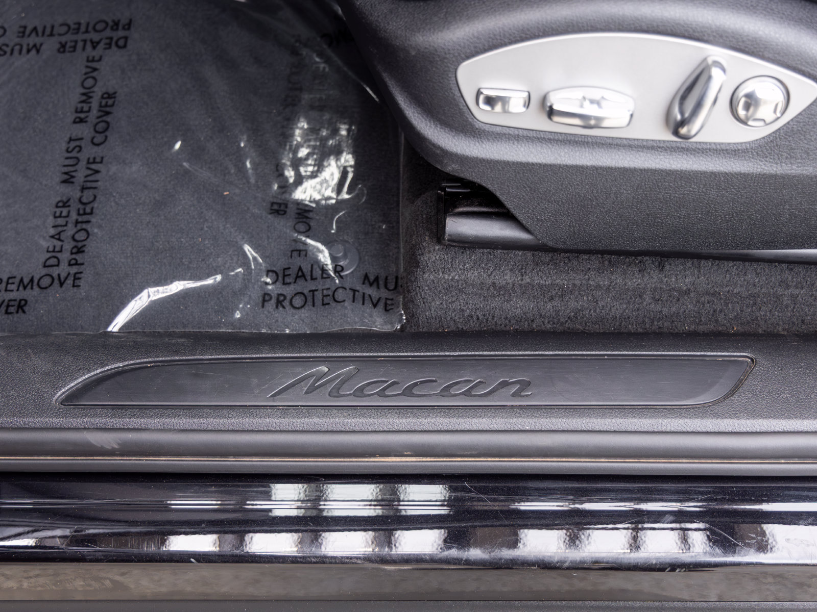 Certified 2023 Porsche Macan AWD/4WD image 27