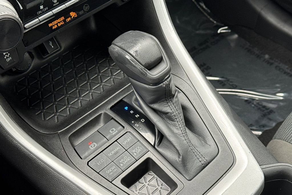 Used 2022 Toyota RAV4 LE image 22