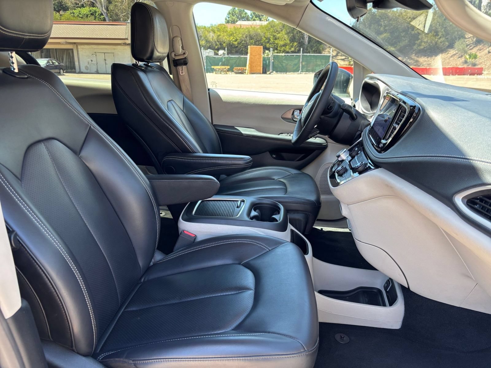 Used 2023 Chrysler Pacifica Touring-L FWD image 38