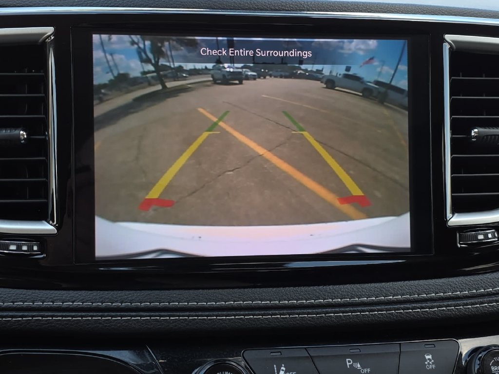 Used 2023 Chrysler Pacifica Touring-L FWD image 23