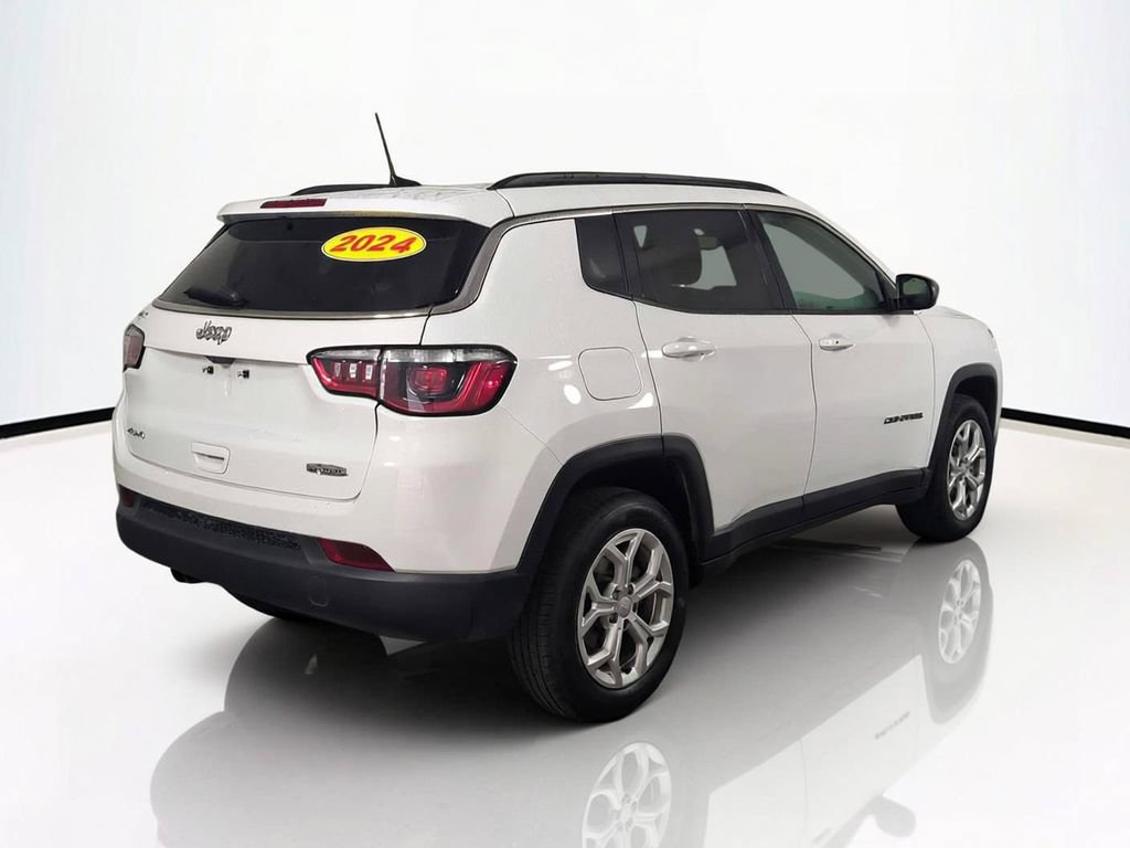 Used 2024 Jeep Compass Latitude AWD/4WD image 5