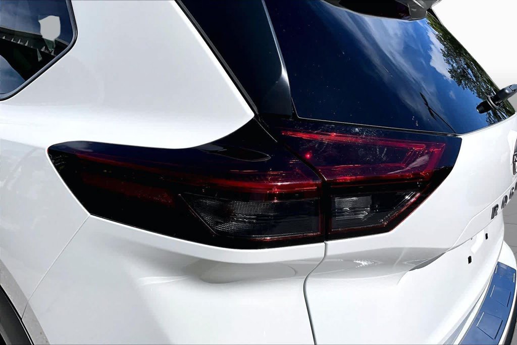 Used 2024 Nissan Rogue S FWD image 28