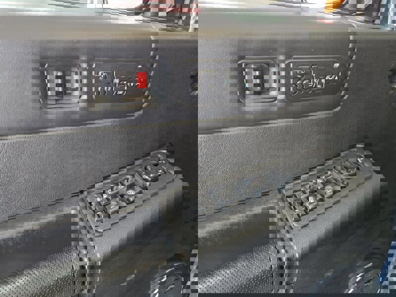 Used 2005 HUMMER H2 w/ Preferred Equipment Group image 25