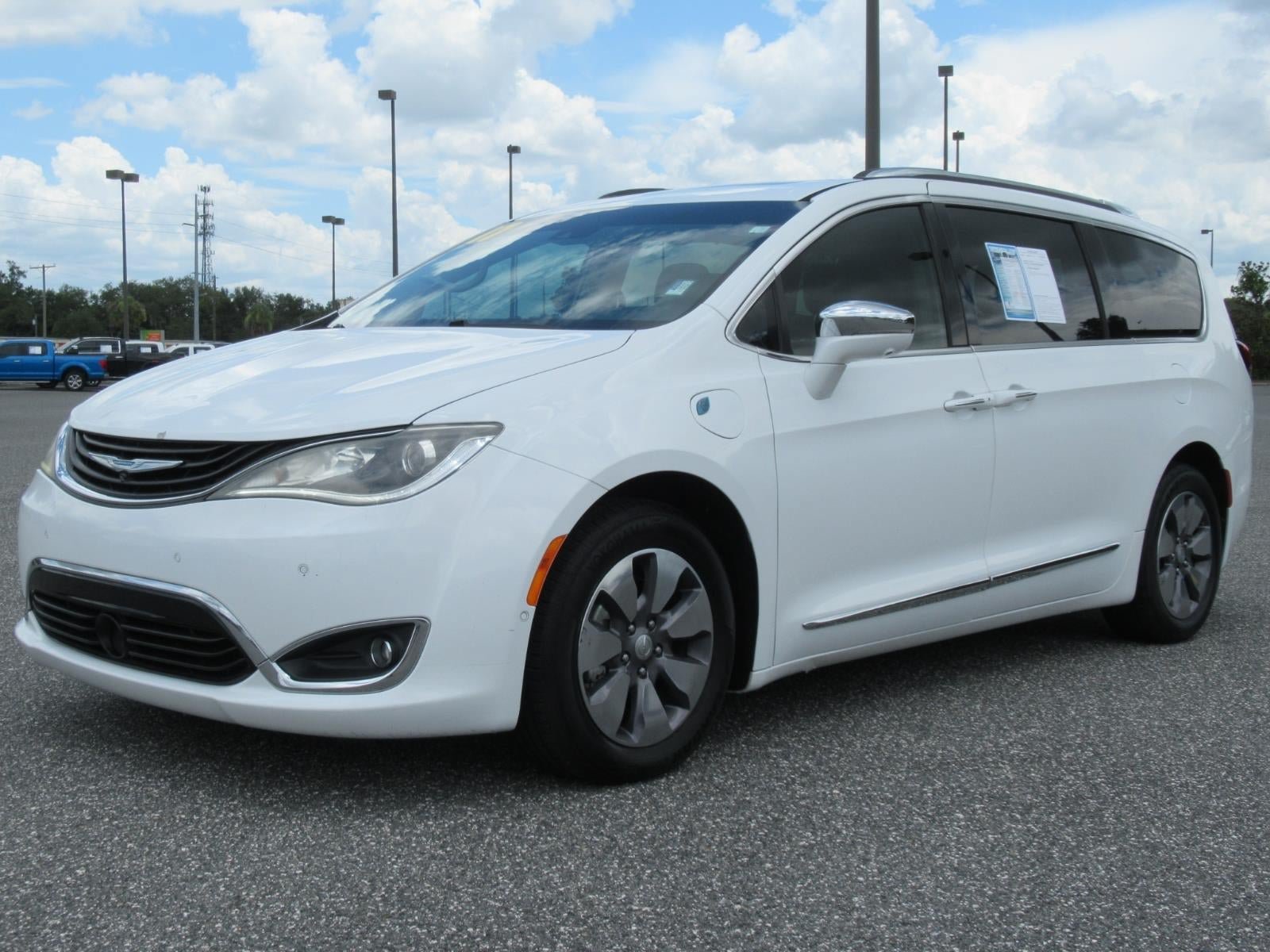 Used 2017 Chrysler Pacifica Platinum FWD image 3