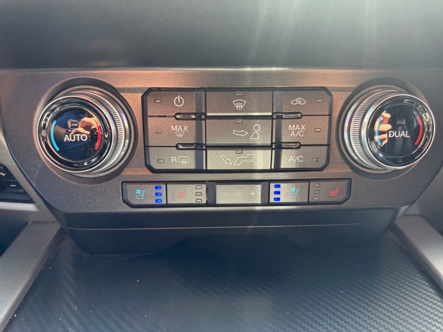 Used 2019 Ford F150 Lariat w/ Equipment Group 502A Luxury AWD/4WD image 21