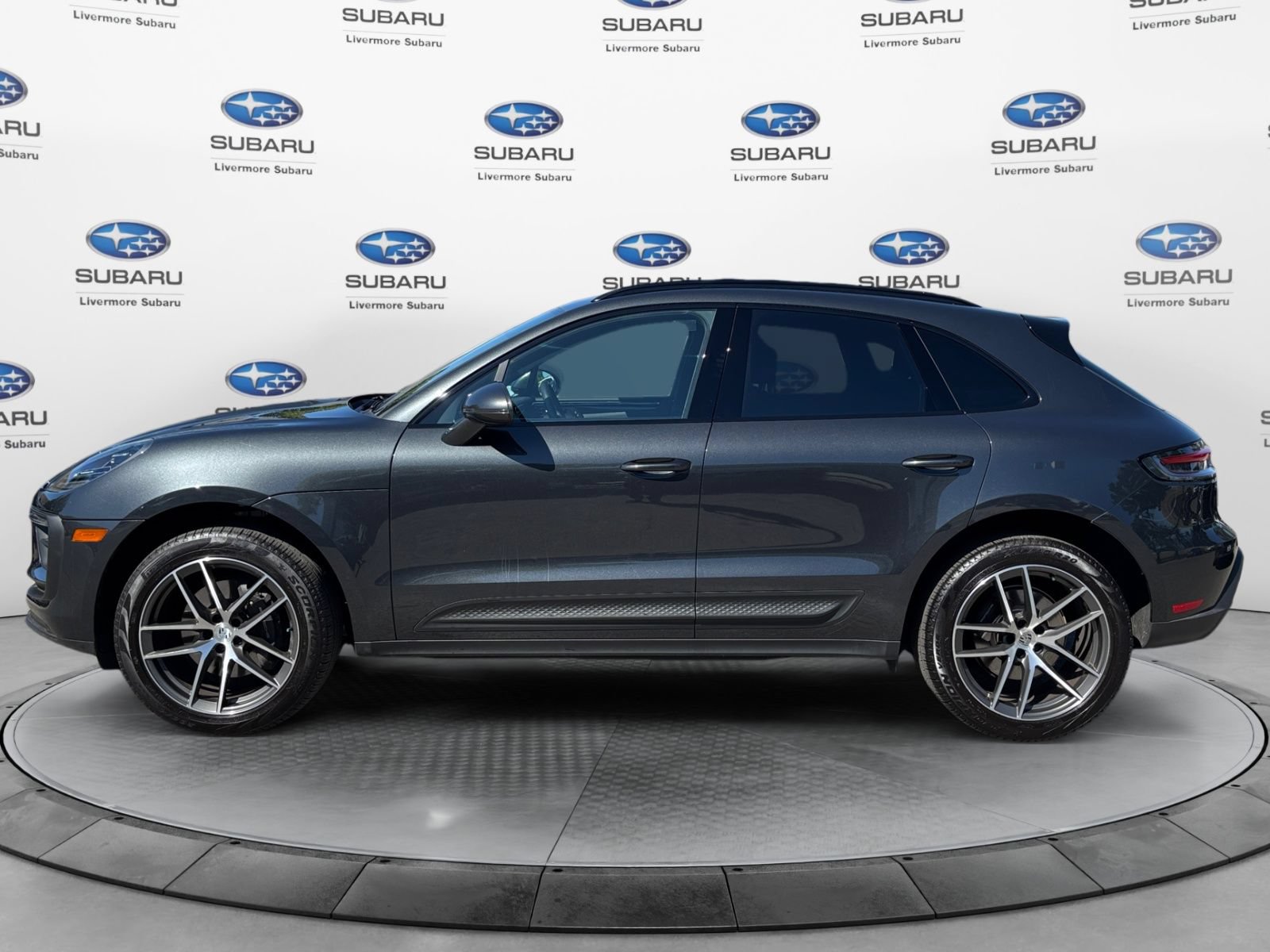 Used 2025 Porsche Macan AWD/4WD image 2