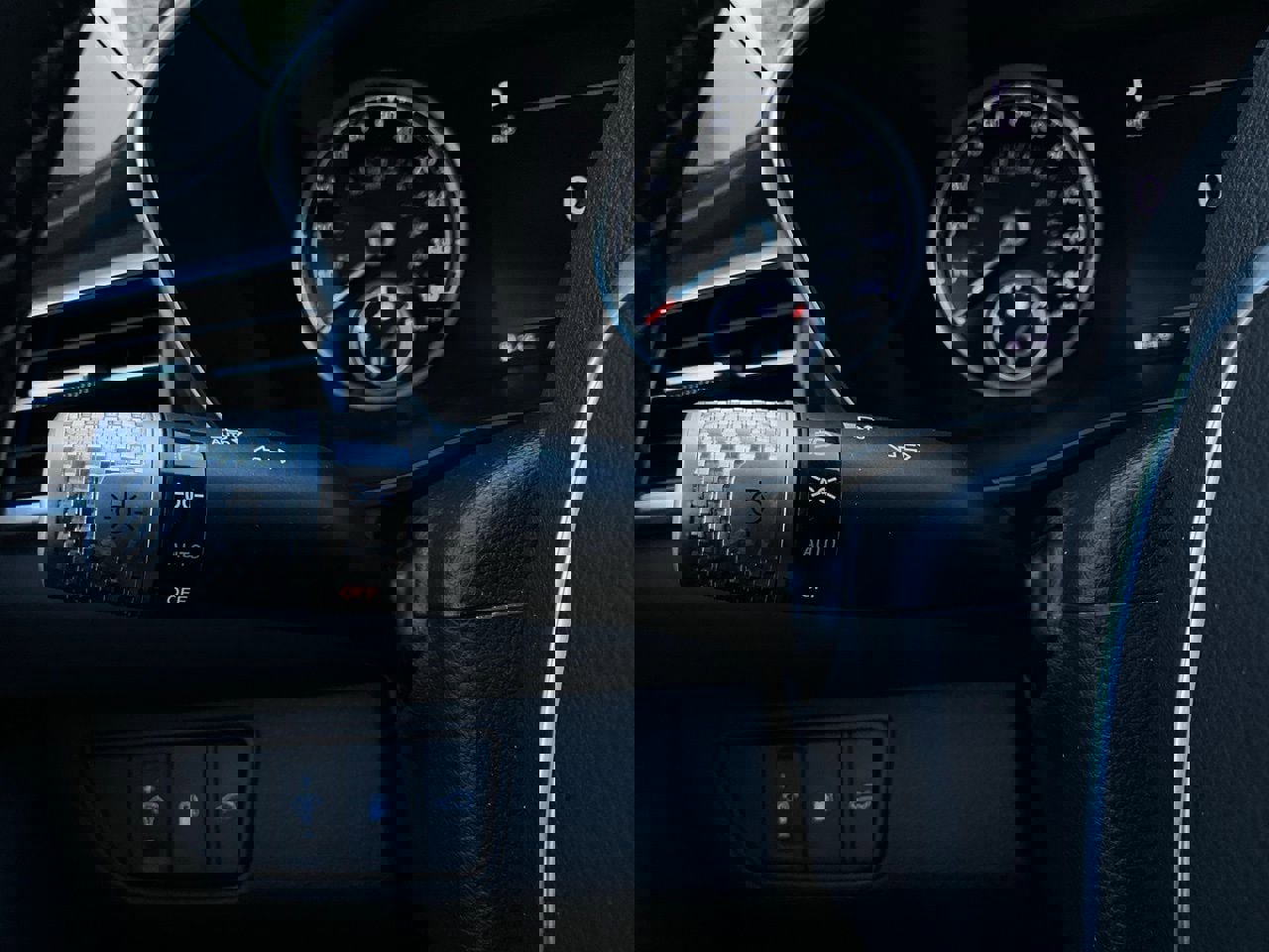 Used 2025 Genesis G70 2.5T image 35