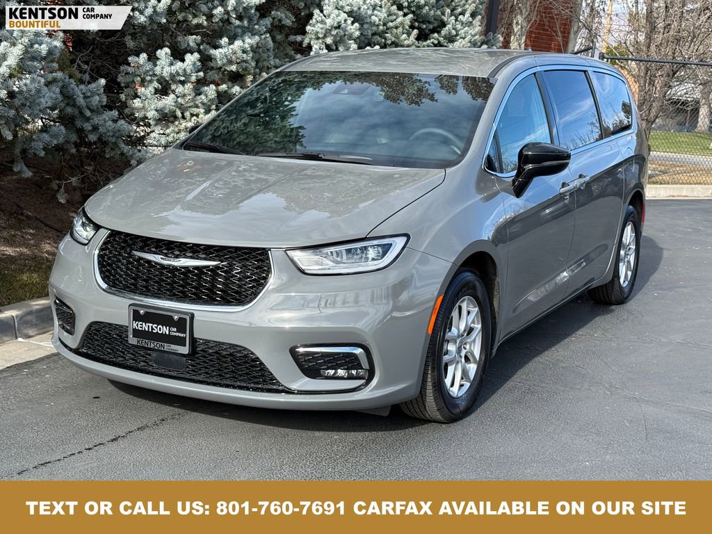 Used 2025 Chrysler Pacifica Select image 3