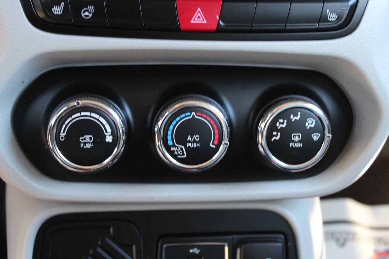 Used 2016 Jeep Renegade Latitude w/ Cold Weather Group FWD image 16