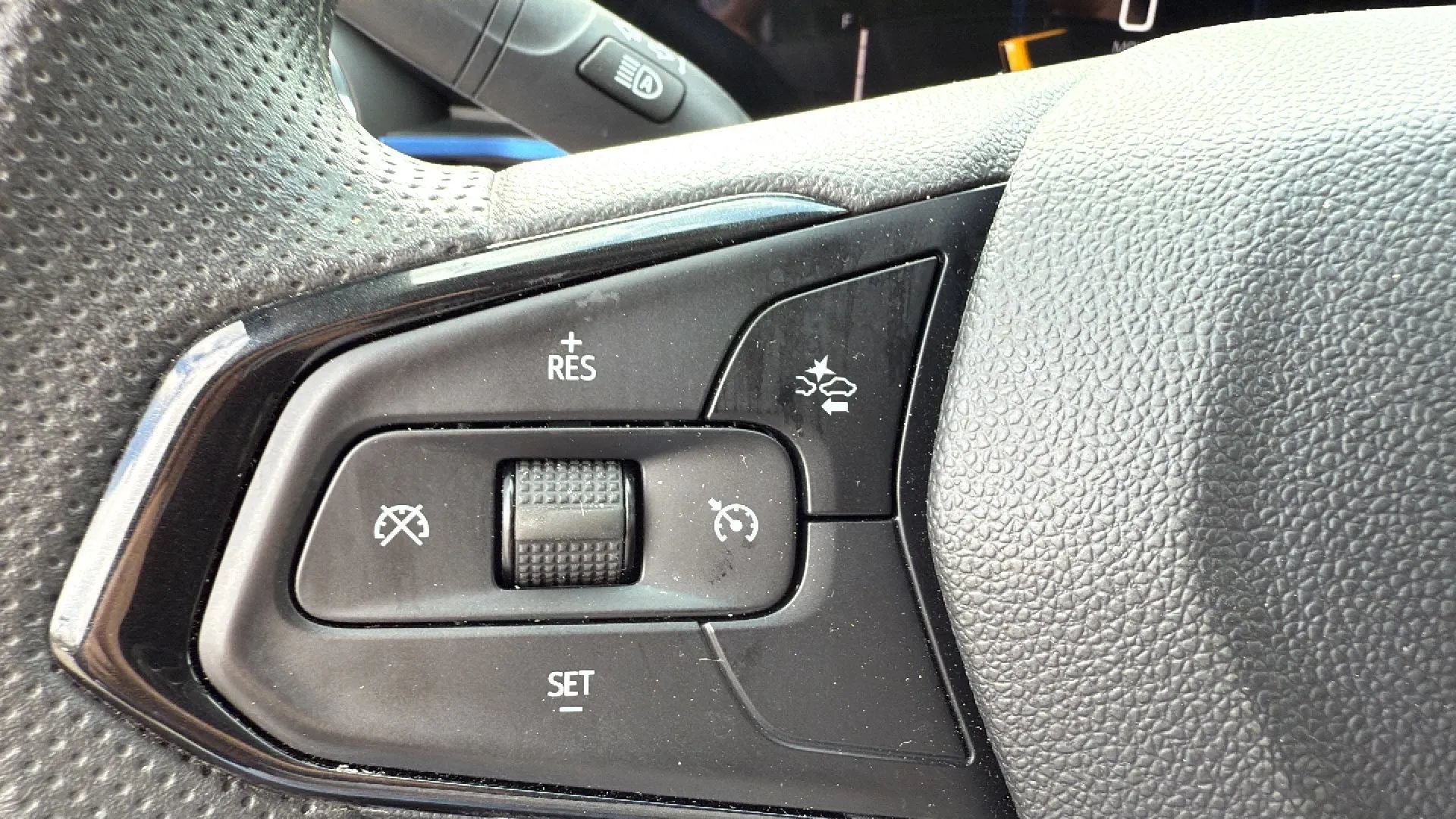 Used 2025 Chevrolet Trax LT FWD image 19