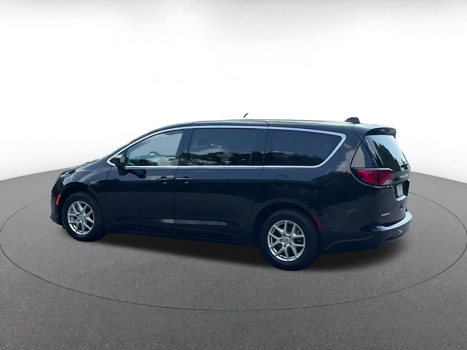 Used 2024 Chrysler Voyager LX FWD image 10