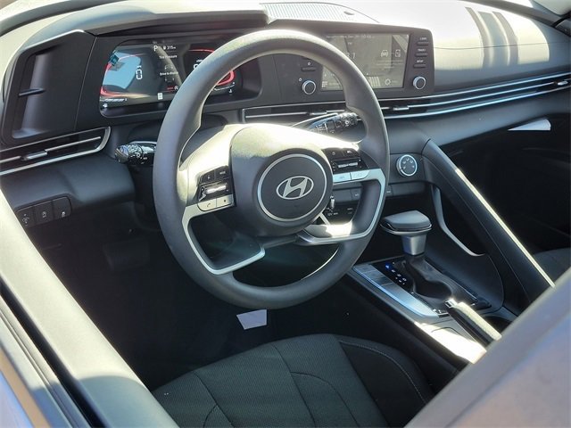 Certified 2025 Hyundai Elantra SE image 3