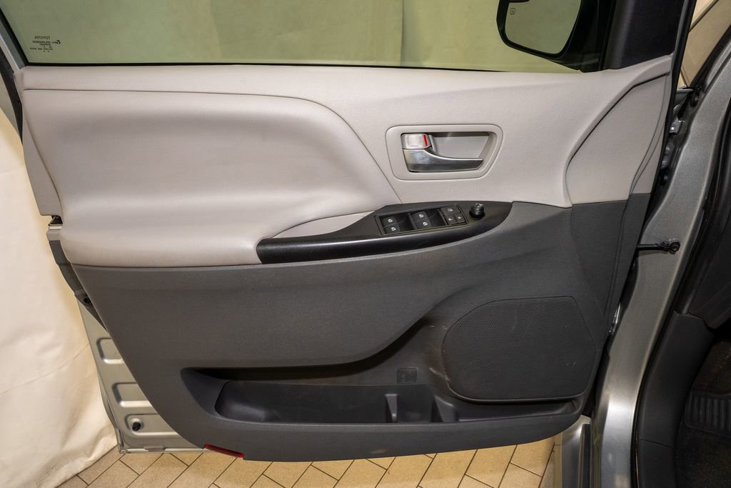 Used 2020 Toyota Sienna LE image 11