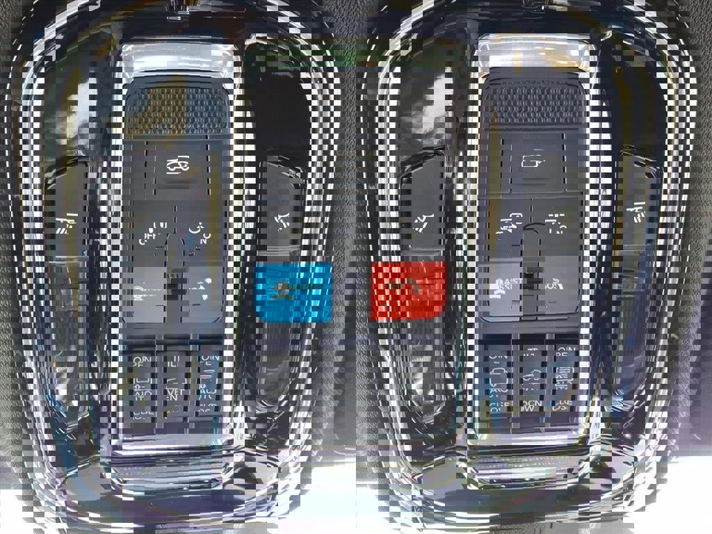 Used 2022 Jeep Grand Cherokee Overland w/ Luxury Tech Group IV image 26