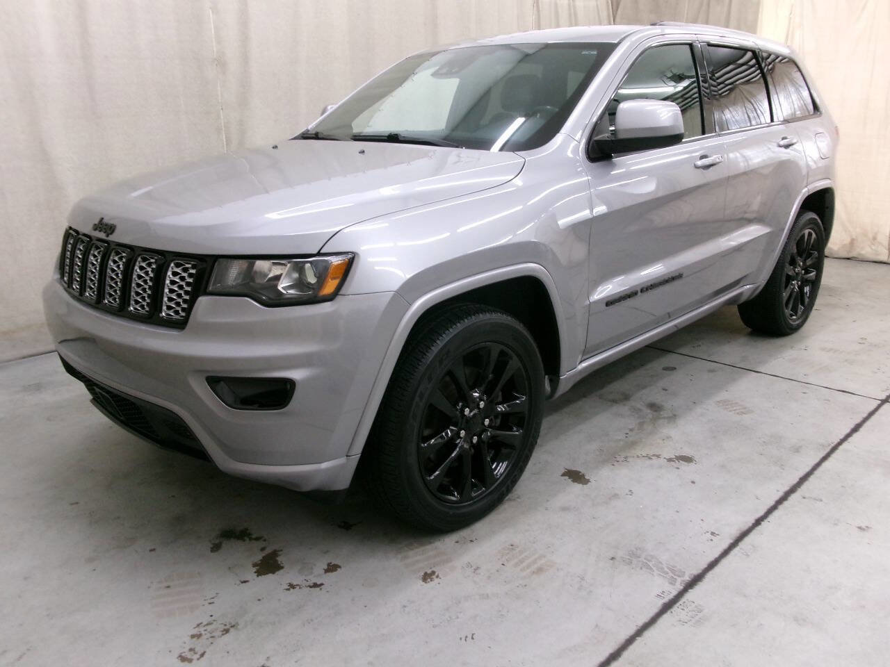 Used 2021 Jeep Grand Cherokee Laredo X image 1