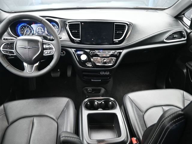 Used 2025 Chrysler Pacifica Select image 9