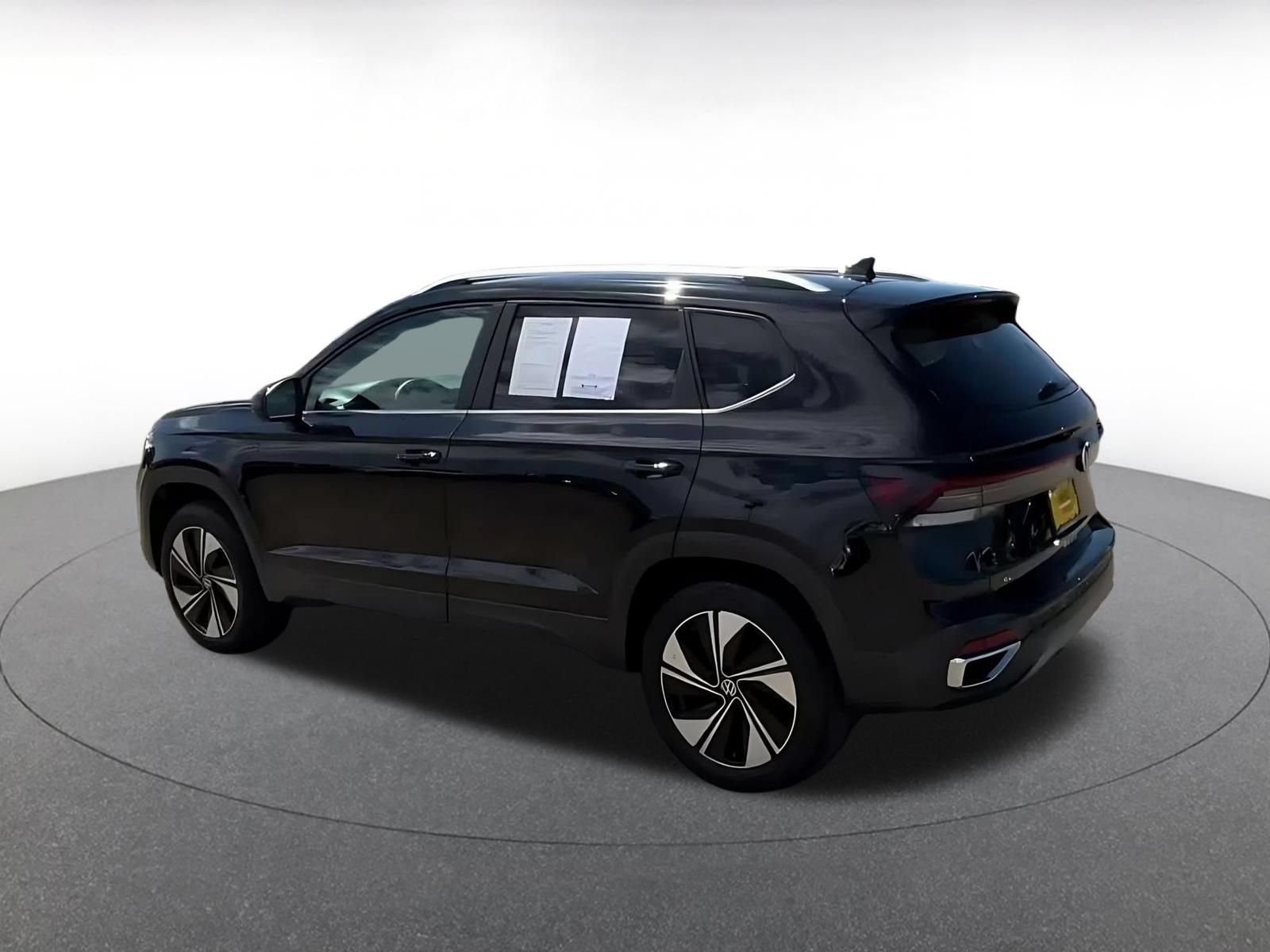 Used 2026 Volkswagen Taos SE AWD/4WD image 9