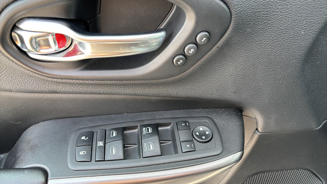 Used 2019 Jeep Cherokee Limited AWD/4WD image 21