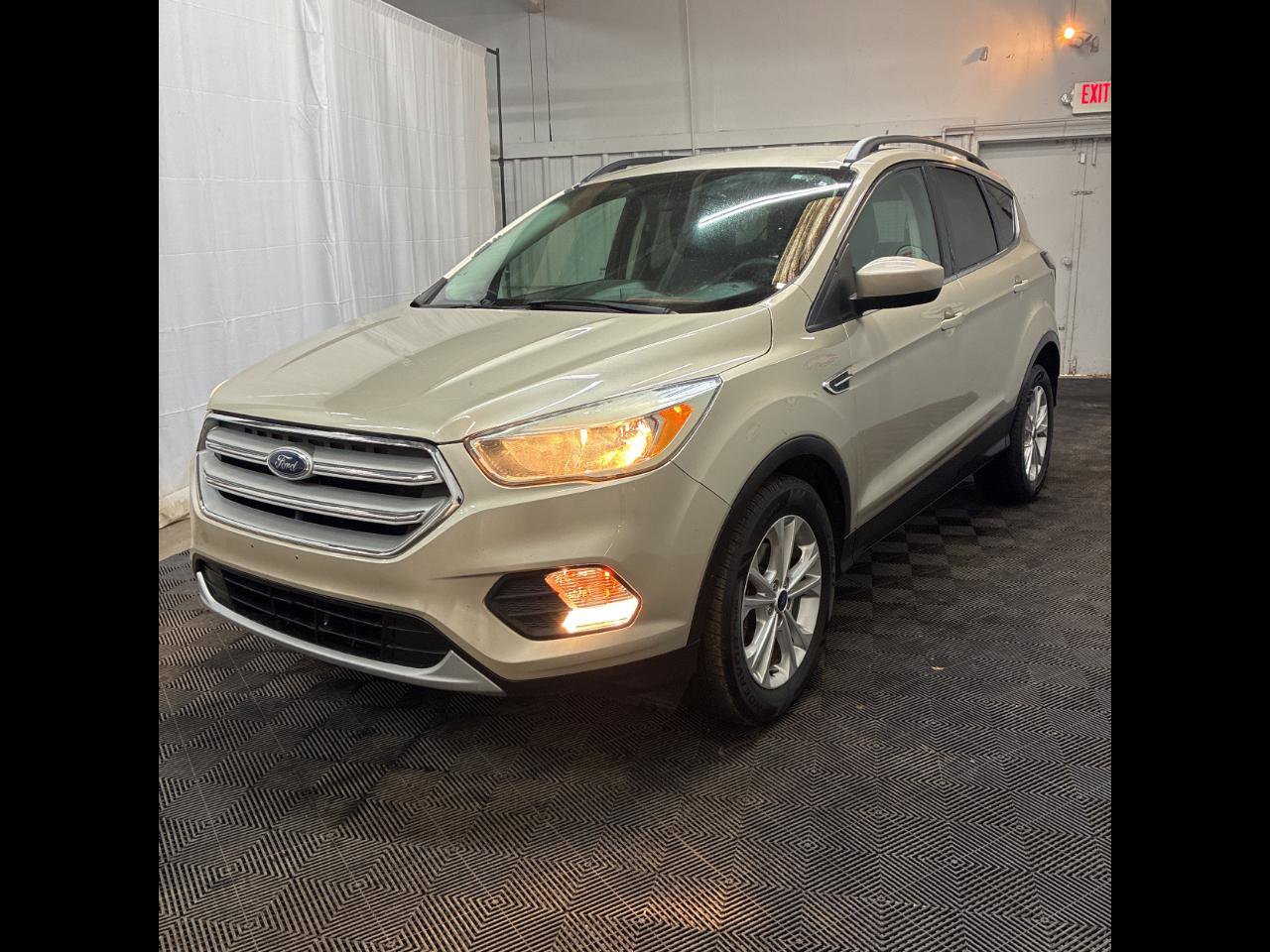 Used 2018 Ford Escape SE w/ SE Sync 3 Package image 1
