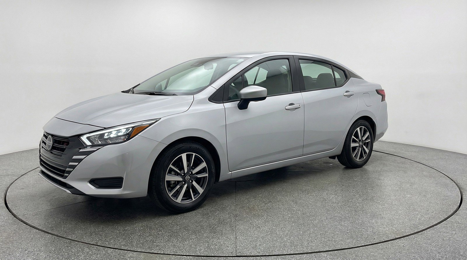 Used 2025 Nissan Versa SV image 3