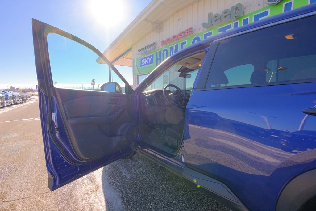 Used 2023 Nissan Rogue S image 25