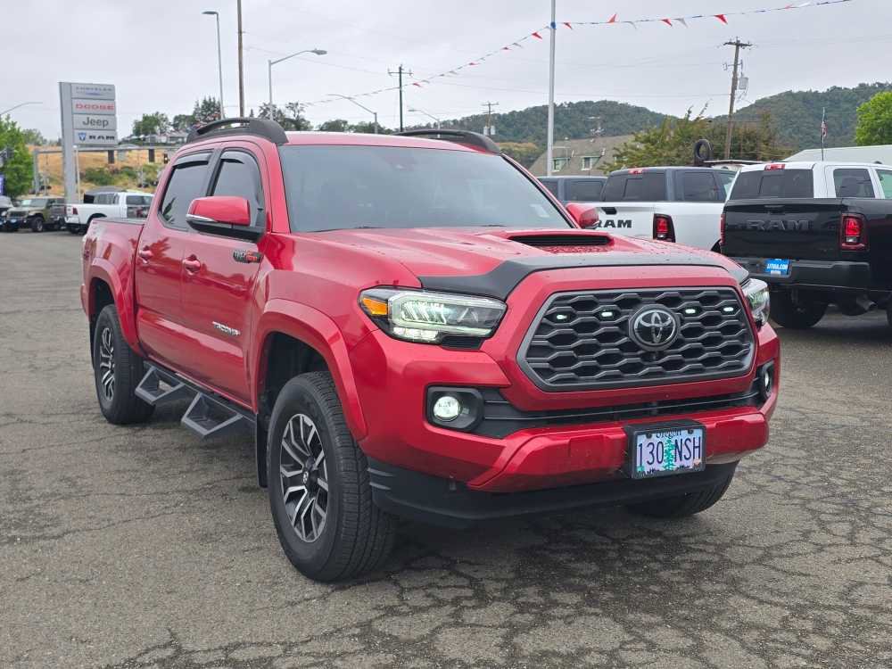 Used 2020 Toyota Tacoma TRD Sport w/ TRD Premium Sport Package AWD/4WD image 4