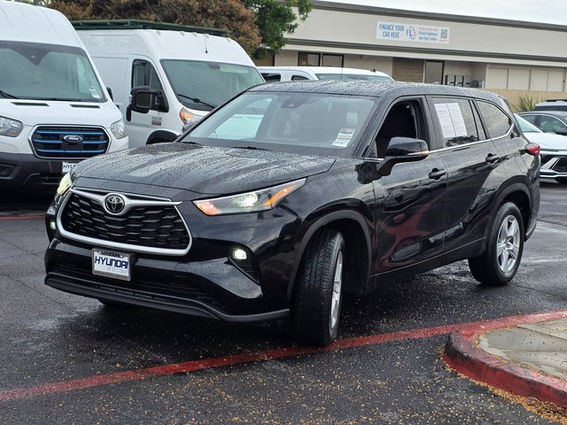 Used 2024 Toyota Highlander LE image 4