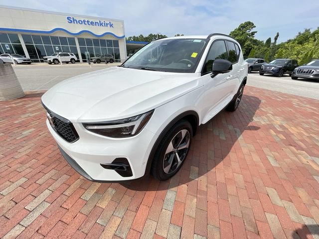 Used 2026 Volvo XC40 B5 Plus AWD/4WD image 27