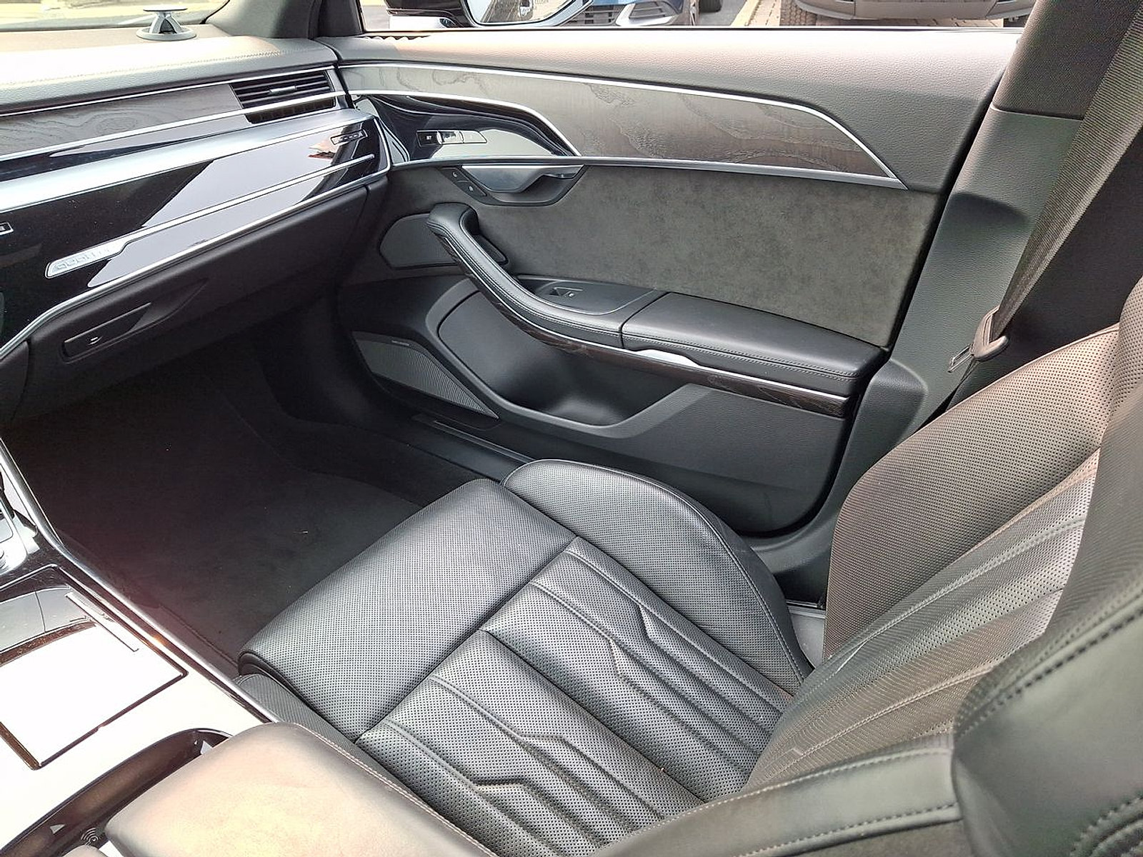 Used 2021 Audi A8 L 4.0T w/ Executive Plus Package AWD/4WD image 11