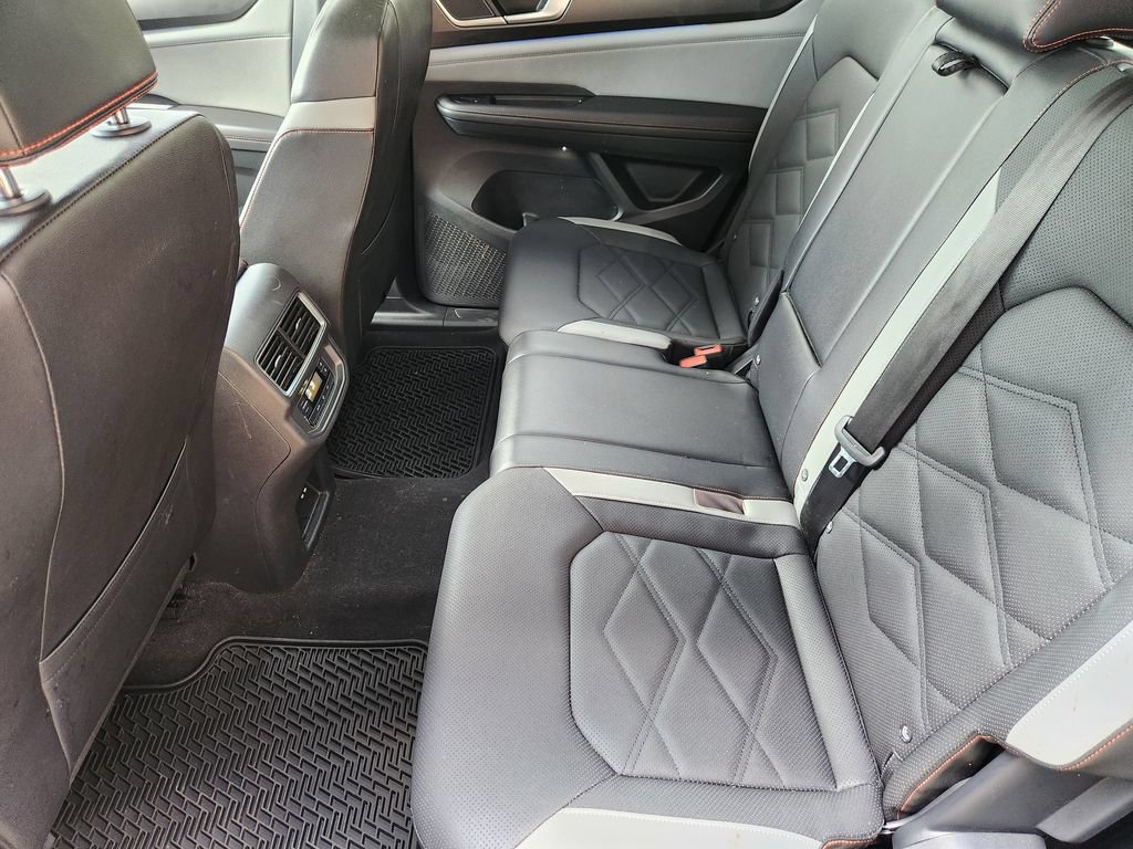 Used 2024 Volkswagen Atlas Peak Edition SE AWD/4WD image 31