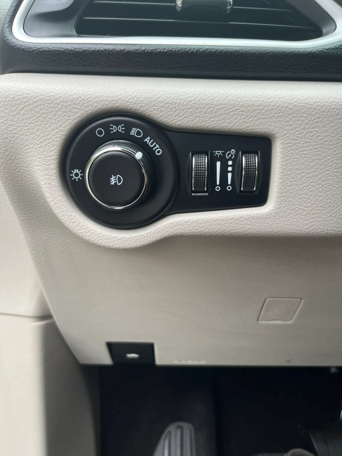 Used 2023 Chrysler Pacifica Touring-L FWD image 39