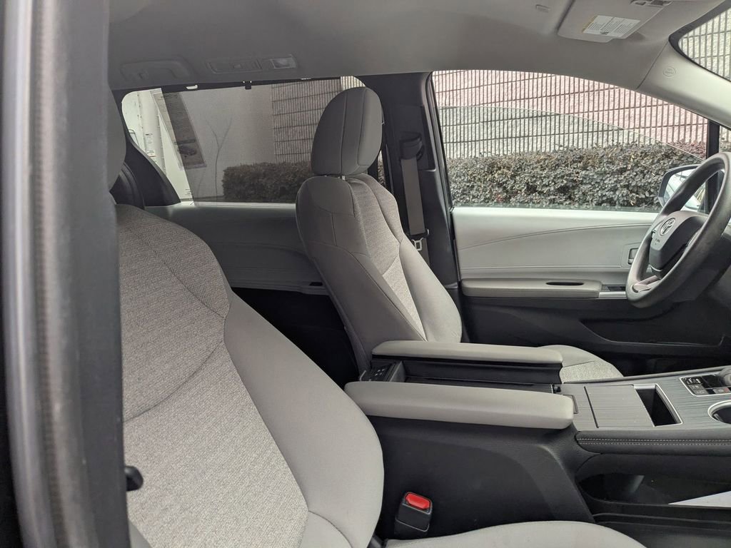 Used 2025 Toyota Sienna LE image 28