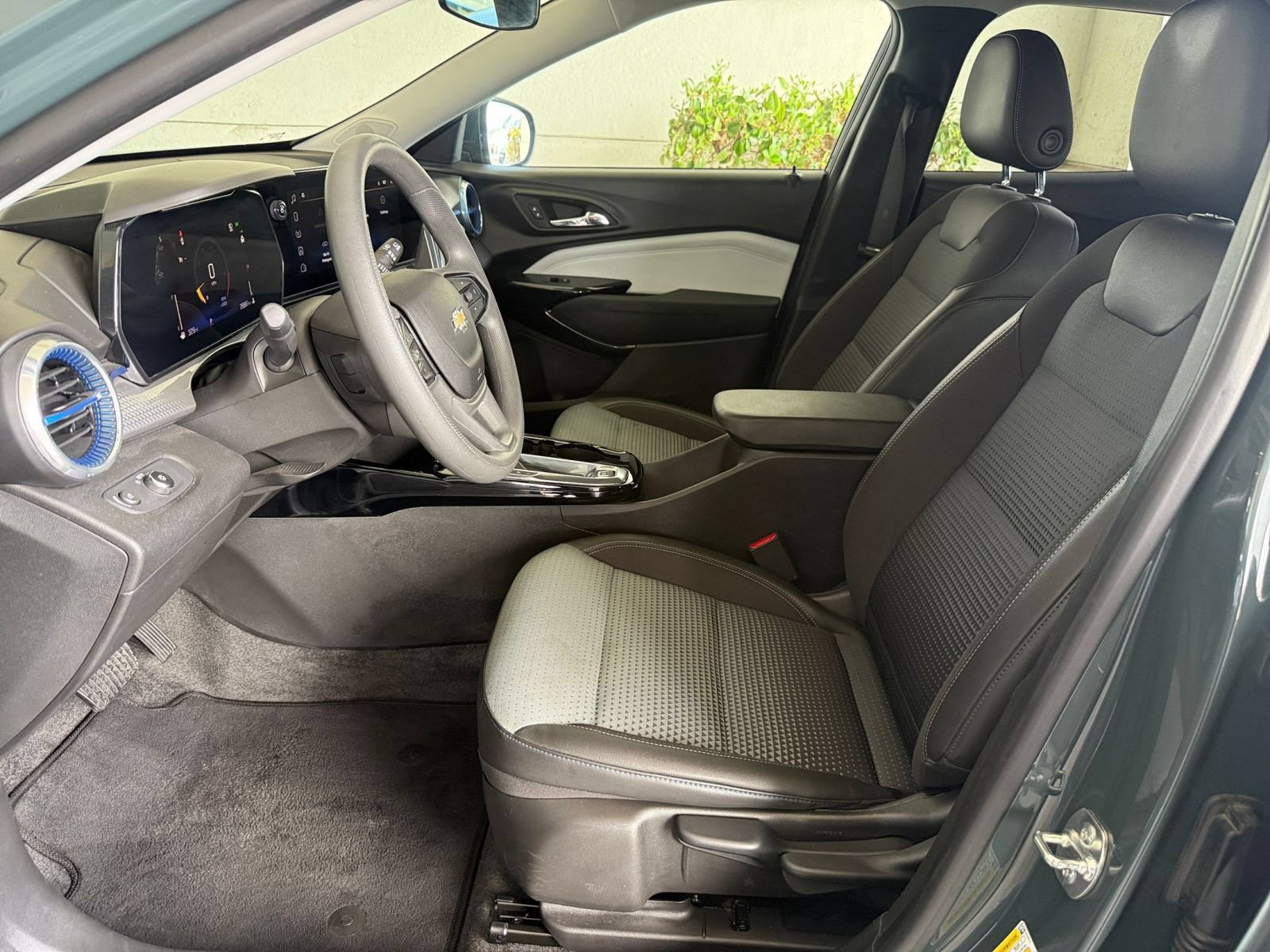 Used 2025 Chevrolet Trax LT FWD image 45