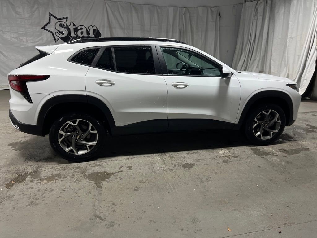 Used 2025 Chevrolet Trax LT image 8