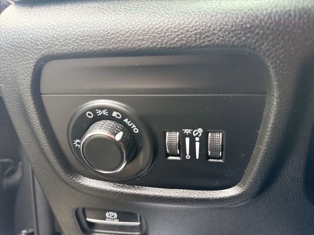 Used 2023 Jeep Grand Cherokee Laredo X image 23