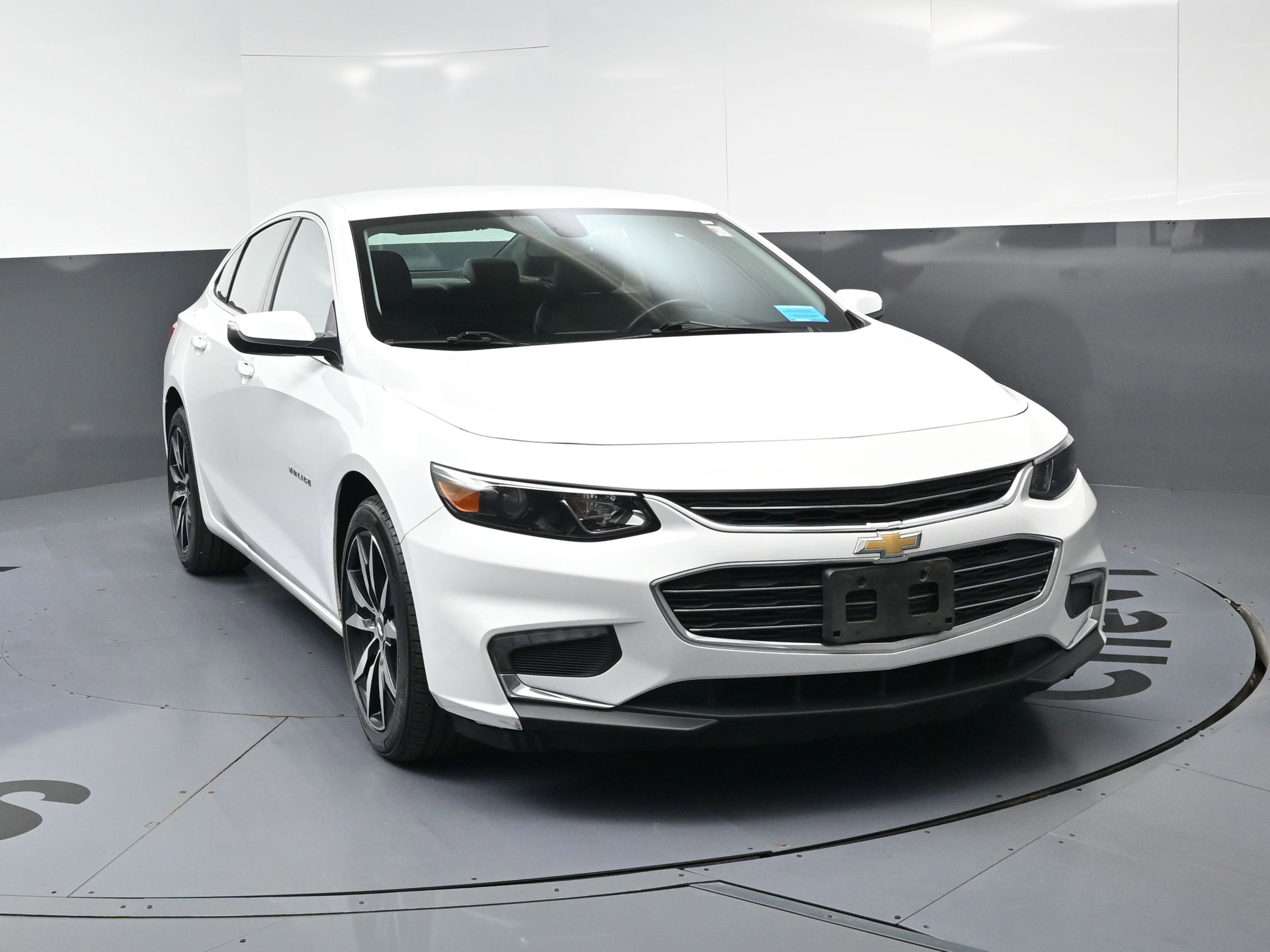 Used 2017 Chevrolet Malibu LT w/ Leather Package FWD image 3