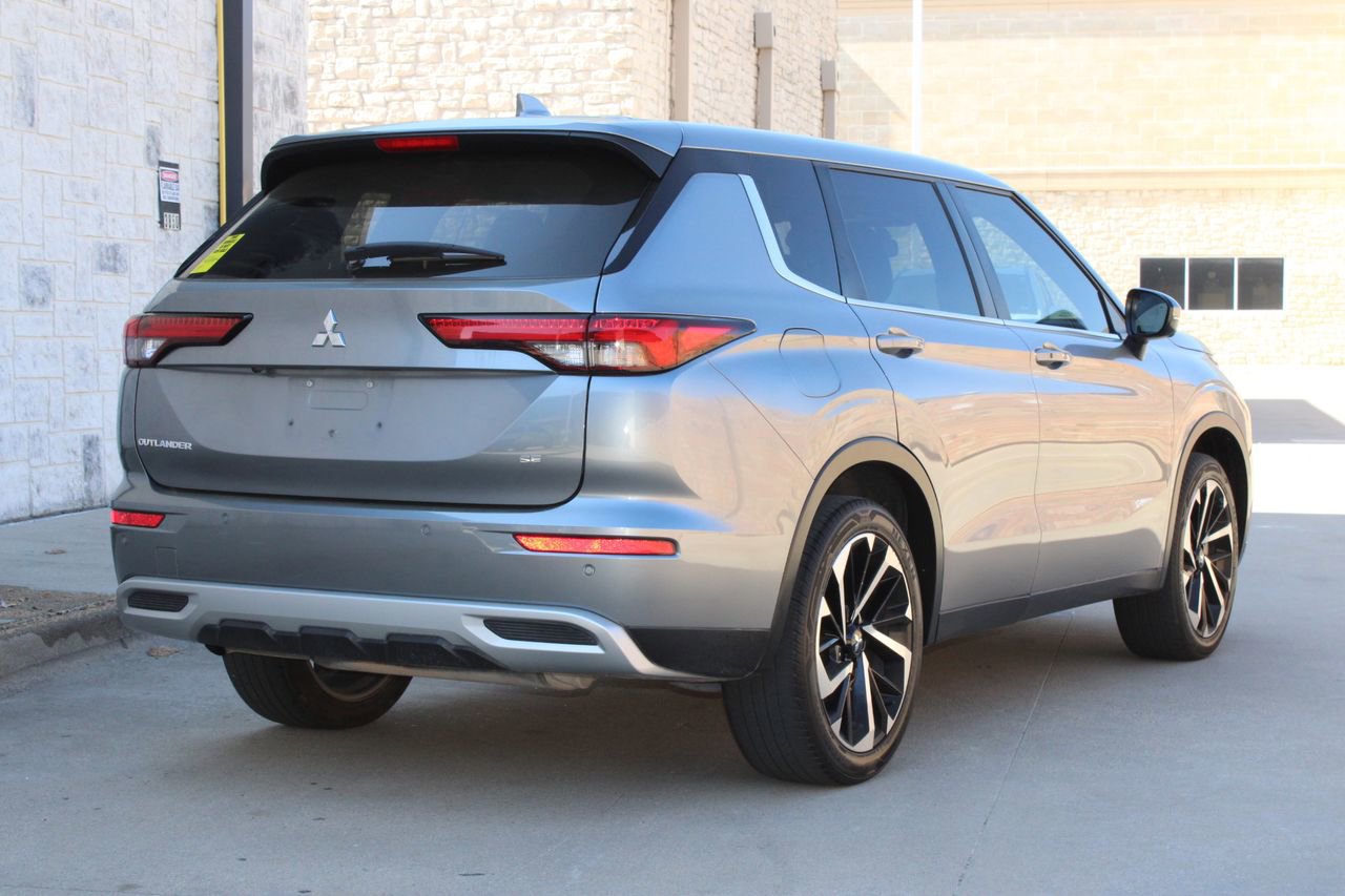 Used 2024 Mitsubishi Outlander SE image 3
