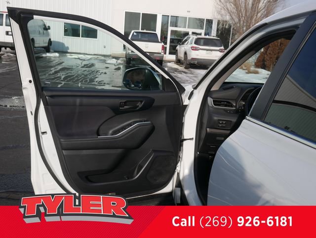 Used 2023 Toyota Highlander LE image 22
