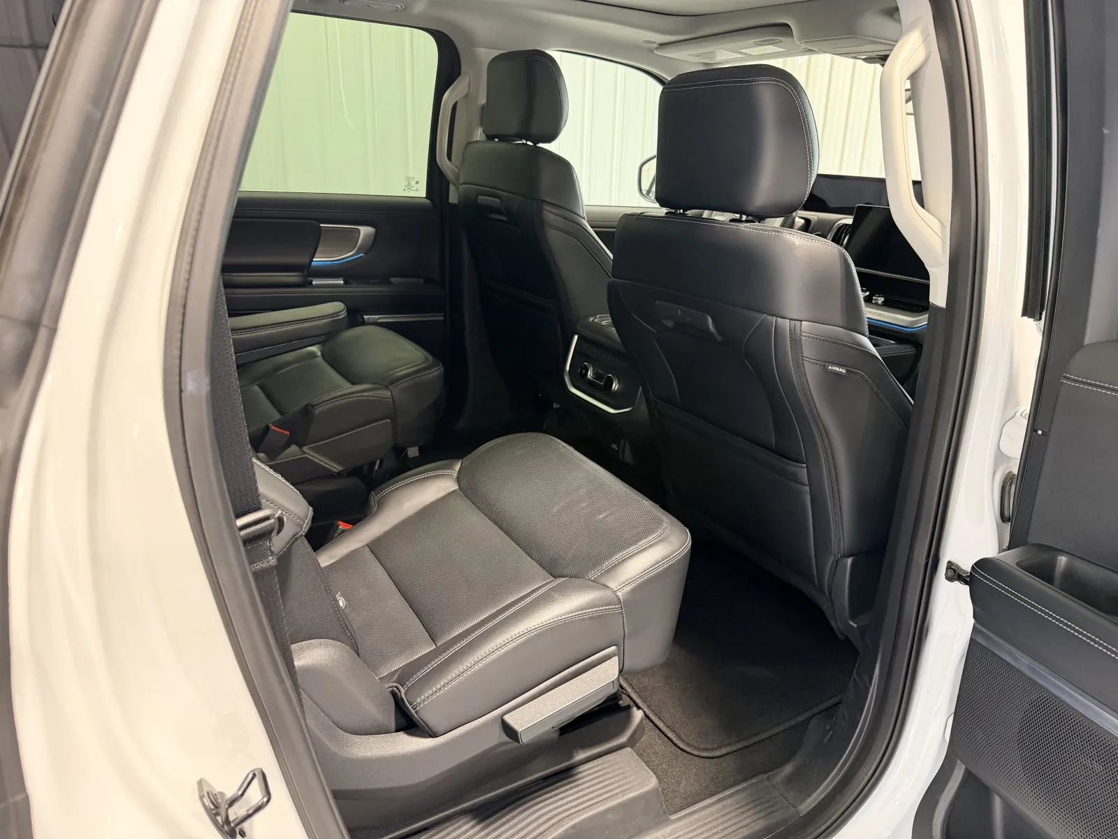 Used 2025 Ford Expedition Max Platinum AWD/4WD image 23