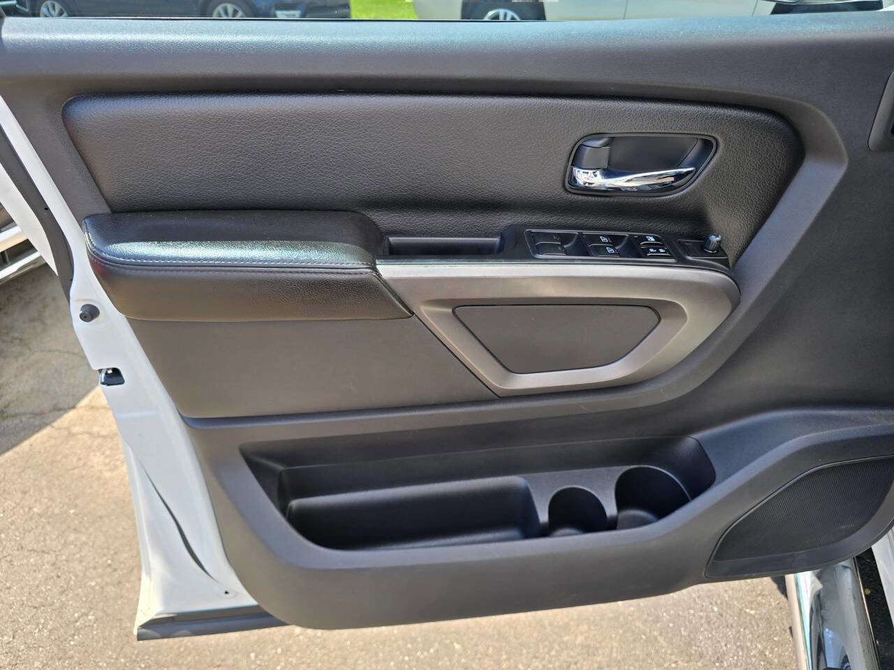 Used 2015 Nissan Titan SL w/ SL Moonroof Package AWD/4WD image 13