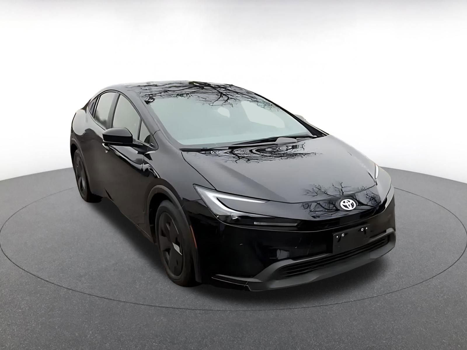 Used 2025 Toyota Prius LE image 3