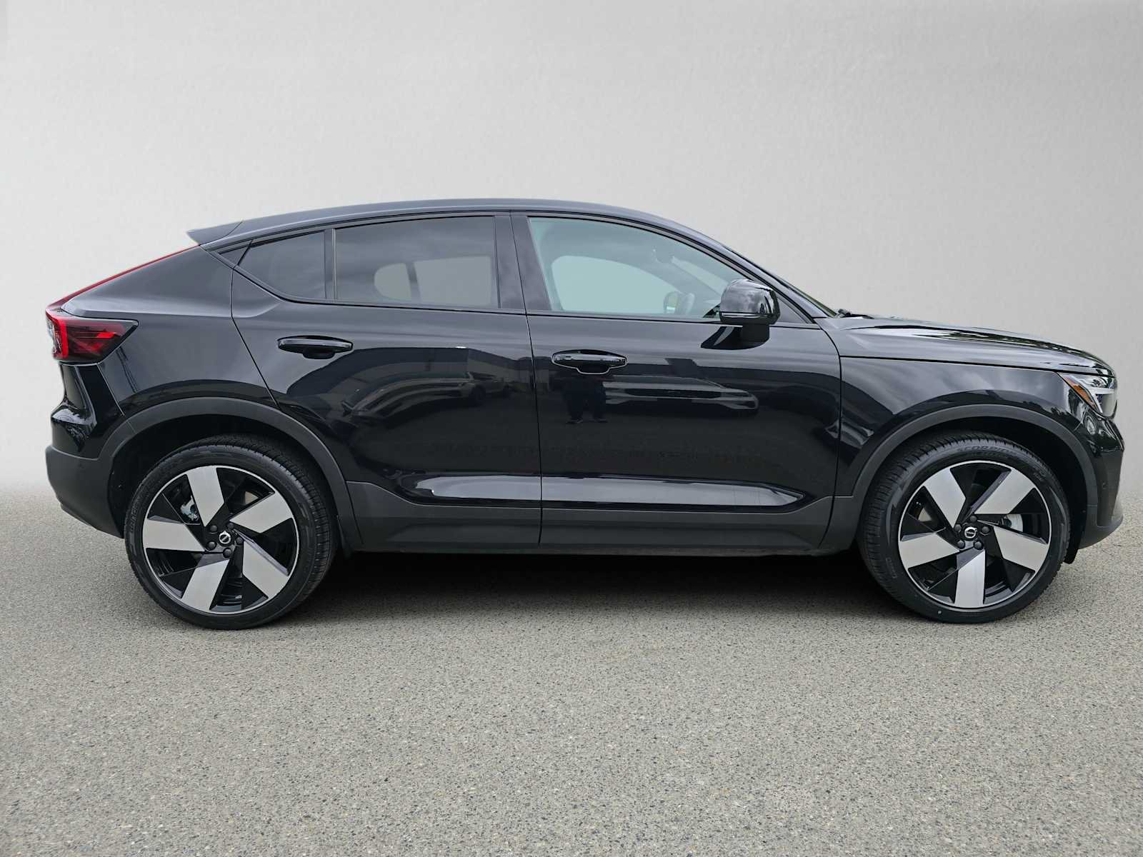 Certified 2023 Volvo C40 P8 Recharge Ultimate w/ Protection Package Premier AWD/4WD image 3