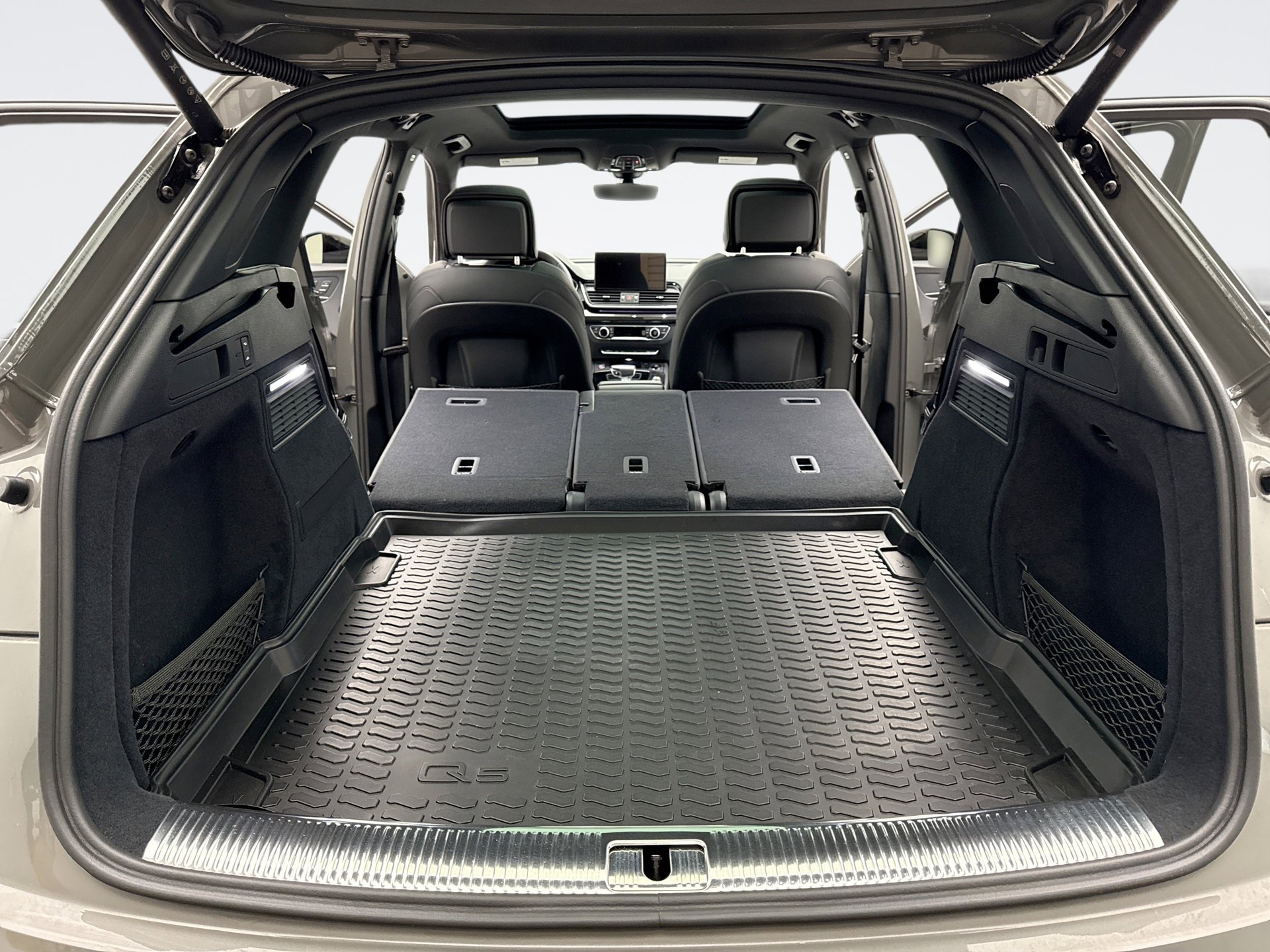 Used 2025 Audi SQ5 Premium Plus w/ Premium Plus Package image 23