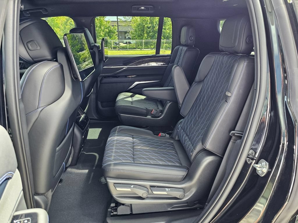 Used 2026 Cadillac Escalade IQL Luxury AWD/4WD image 17