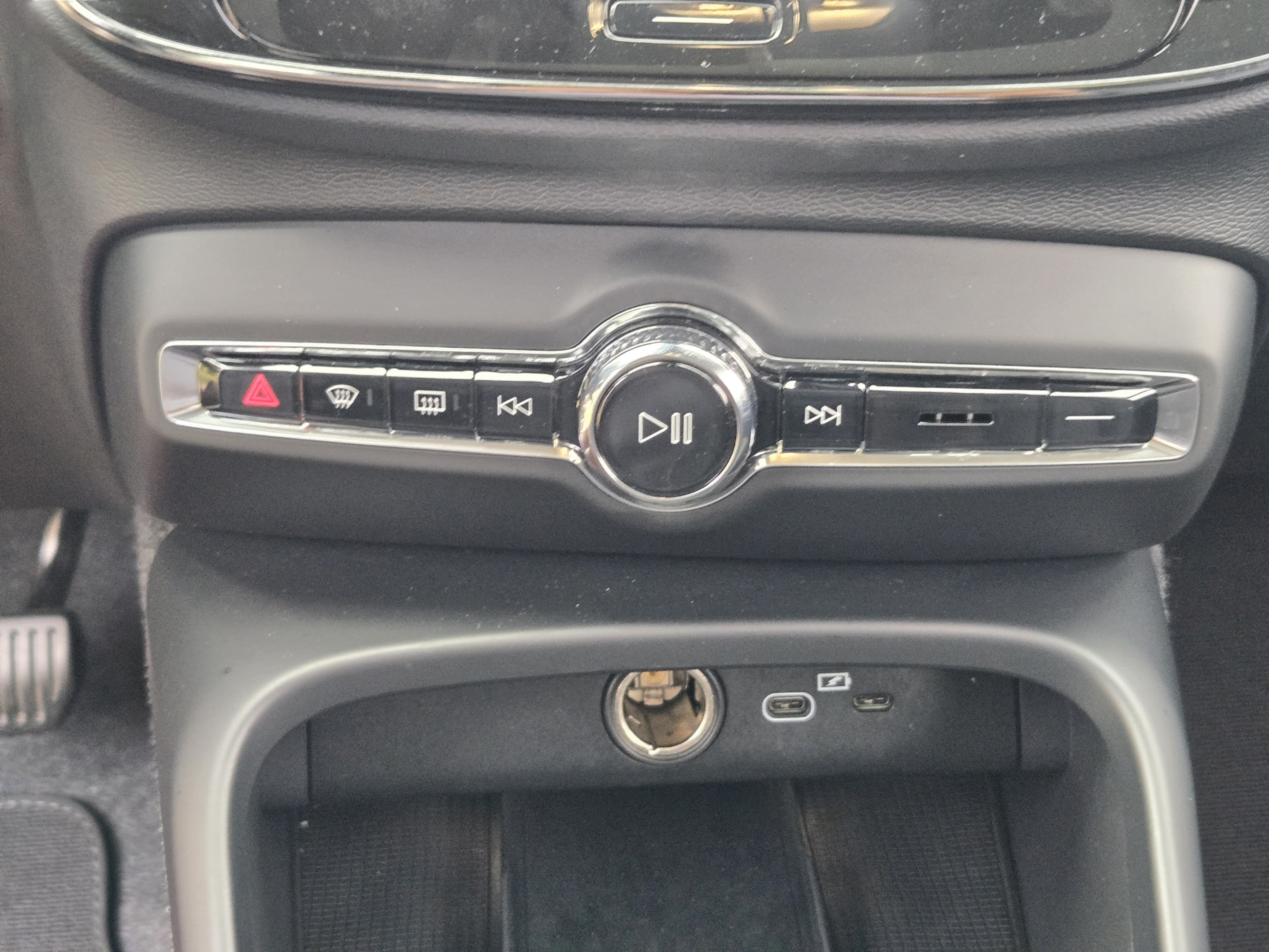 Certified 2026 Volvo XC40 B4 Core w/ Climate Package FWD image 17