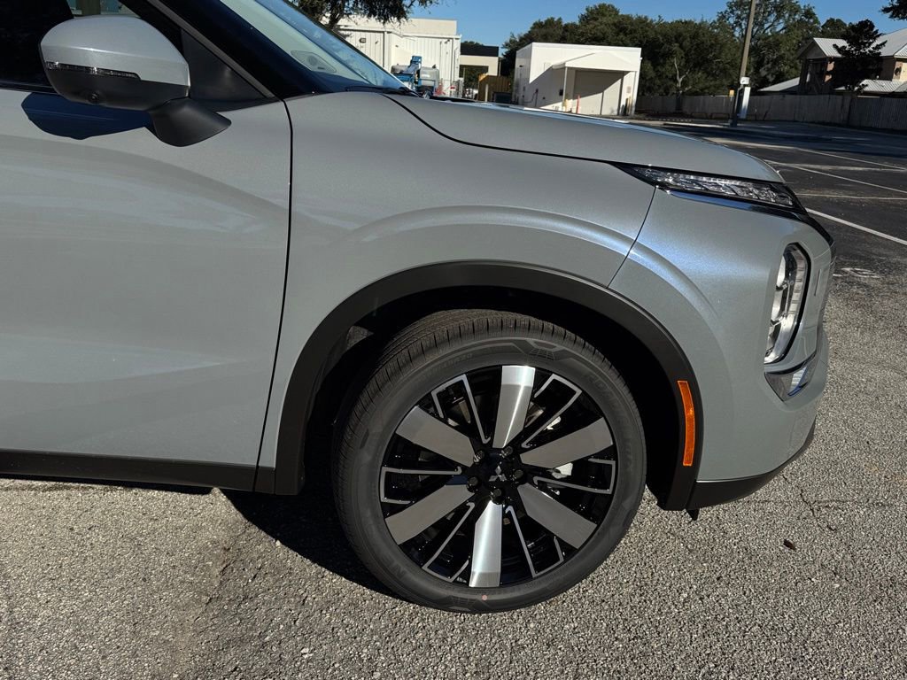 New 2025 Mitsubishi Outlander SE image 12