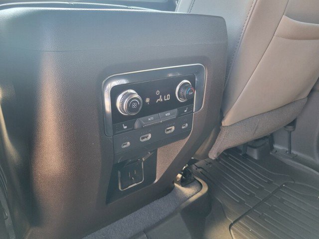 Used 2021 GMC Yukon XL SLT w/ SLT Premium Package image 28