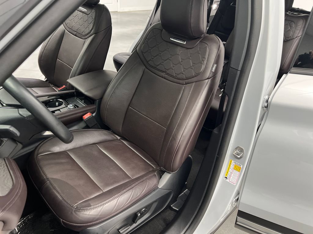 Used 2025 Ford Explorer Platinum w/ LUX Leather Package AWD/4WD image 9