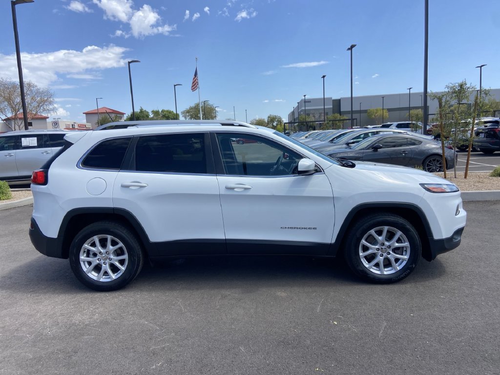 Used 2018 Jeep Cherokee Latitude w/ Safety Group FWD image 2
